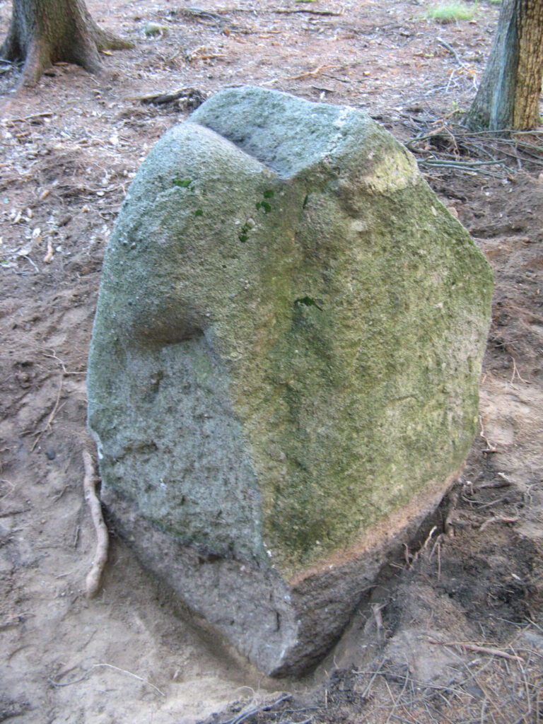 Kámen vypadá z různých úhlů různě. Má "více tváří" - typické pro vztyčené kameny.