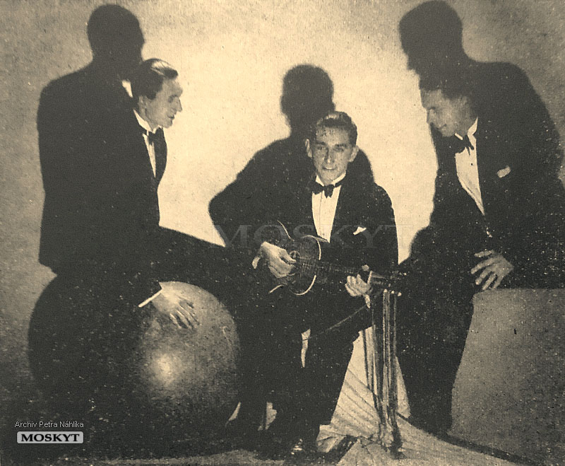 Voice Jazz Dickey Club Trio na scéně - L.Broches, K. Lavante a Eddy Fořt s kytarou. ("sleevenote" k e 2LP Trampské písně 1920- 1960)