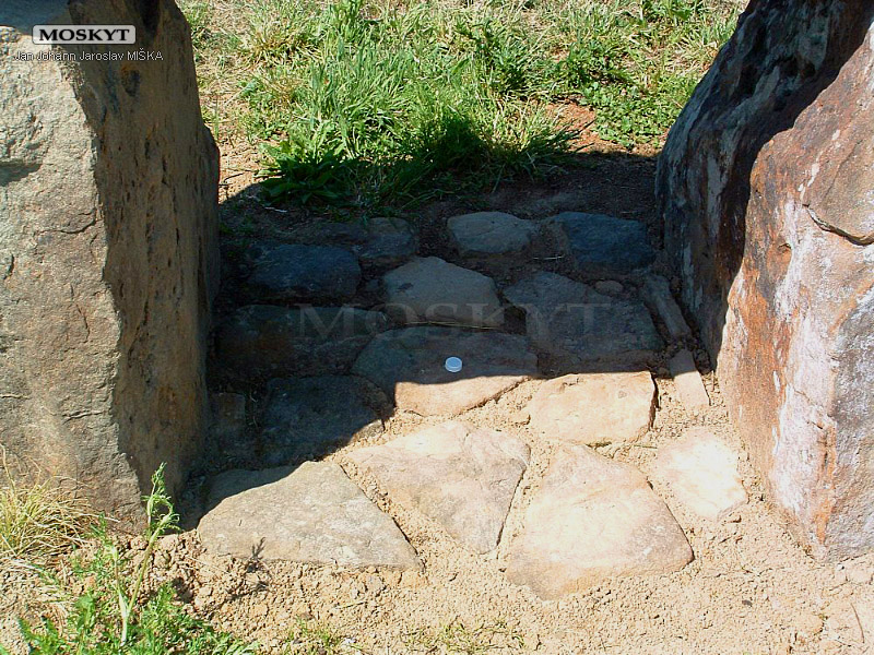 Keltské šance. detail průsečíku linií pod dolmenem