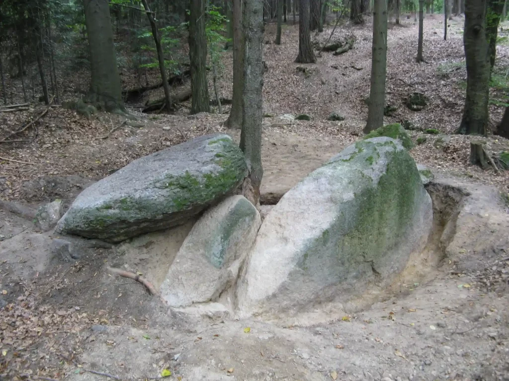 Babický les u Prahy – kamenná svatyně a sekeromlat
