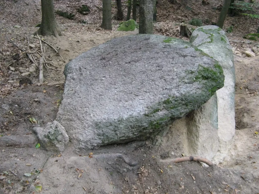 Babický les u Prahy – kamenná svatyně a sekeromlat