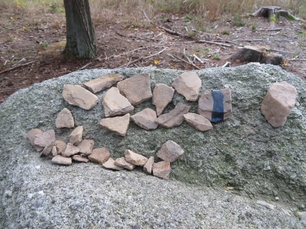 7 B • Mnou u paty kamene nalezené keramické střepy pocházejí z pravěku. Čtyři archeologové se na tom shodli.
